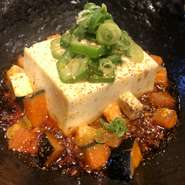 もっちりプルンとした食感の「呉豆腐」に熱を加えると、とろーりとろけるおいしさに。店主自家製の「呉豆腐」だからこそ楽しめる珍しい食感にヤミツキになる人続出！熱々を楽しんで。