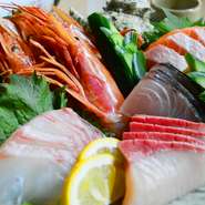 鯛やマグロ、赤海老、ハマチ、サーモンなど、店主自ら市場に出向き、目利きして仕入れる新鮮な魚介類を、お得な盛り合わせで。その日のオススメは単品での注文も可能です。