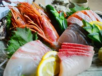 鯛やマグロ、赤海老、ハマチ、サーモンなど、店主自ら市場に出向き、目利きして仕入れる新鮮な魚介類を、お得な盛り合わせで。その日のオススメは単品での注文も可能です。