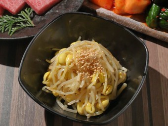 贅沢な焼肉を支えるこだわりの逸品『もやしナムル』