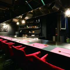 シックで落ち着いた雰囲気の漂う空間でゆったりとお食事を