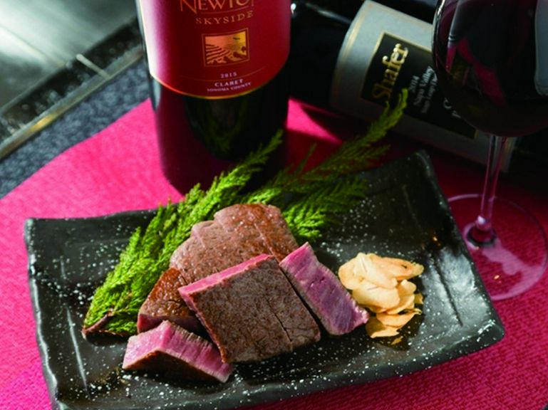 目の前の鉄板で焼きあがる料理は臨場感たっぷり。