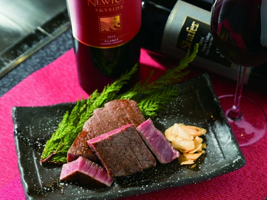 目の前の鉄板で焼きあがる料理は臨場感たっぷり。