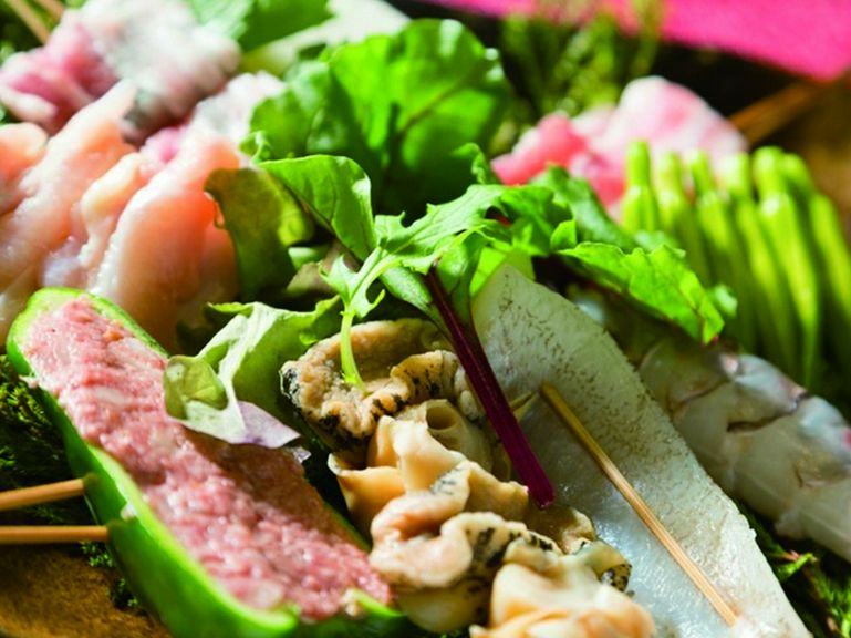 前菜も種類豊富。旬の食材をお手頃な価格で楽しめます。