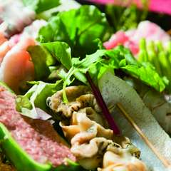 前菜も種類豊富。旬の食材をお手頃な価格で楽しめます。