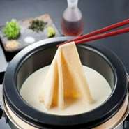 目の前で出来立てを堪能。安心の国産厳選大豆100％使用！大豆の香りと甘みをお楽しみください。