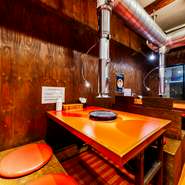 エネルギッシュな店内で、ジュージューと焼ける音をBGMに弾む会話。相手が好きなお肉の部位や食べてみたいサイドメニューを聞きながら一緒に選んでいけば、自然に二人の距離も縮まります。