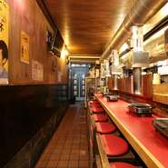 1階席はすべてカウンター。賑やかな商店街の中にあるお店だから、1人焼肉がしたい女子にも芸能人にも人気抜群です。深夜までOK!