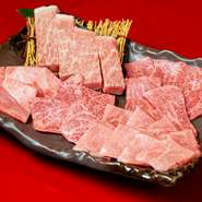 サーロインの豊かな肉汁と香ばしい焼き加減が、ほかの部位との対比によって和牛の奥深い魅力を存分に楽しめる一皿です。肉質、脂の甘み、風味が見事に調和し多彩な味わいが広がります。