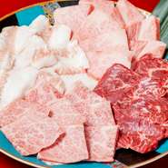 鮮度と質にこだわった4種類のお肉は、食べ応えのあるボリューム感と満足感を提供します。焼き台でジュージューと音を立てながら焼かれるお肉は、本来の旨みが引き出され、皆の食欲を刺激。