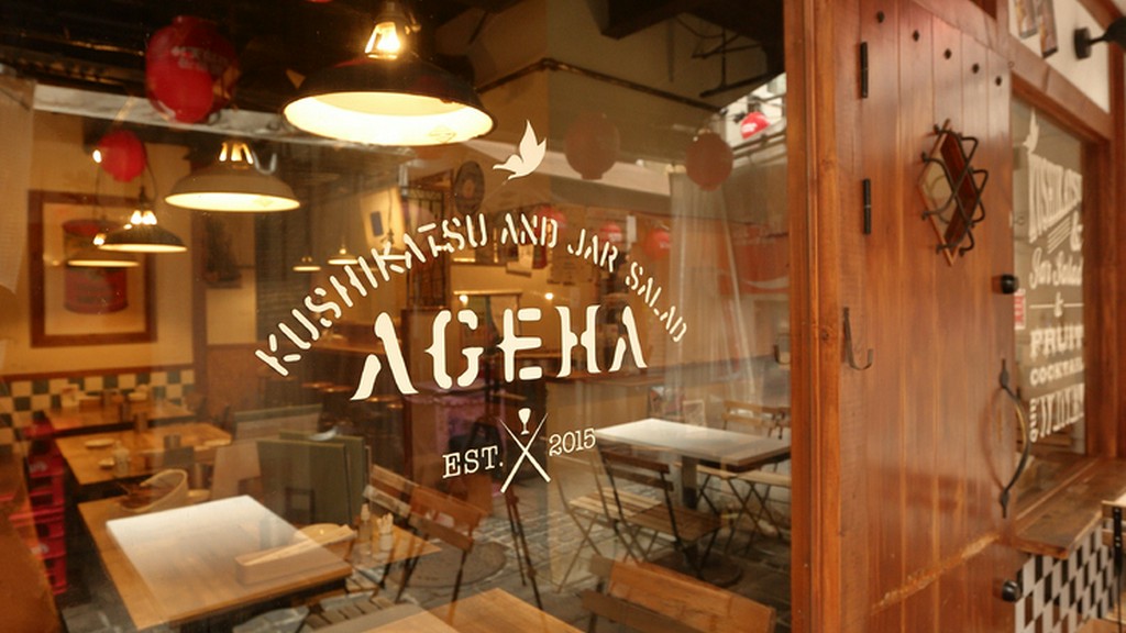 ウッディな設えの外観、扉を開けるとカジュアルな空間