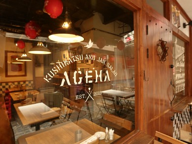 ウッディな設えの外観、扉を開けるとカジュアルな空間