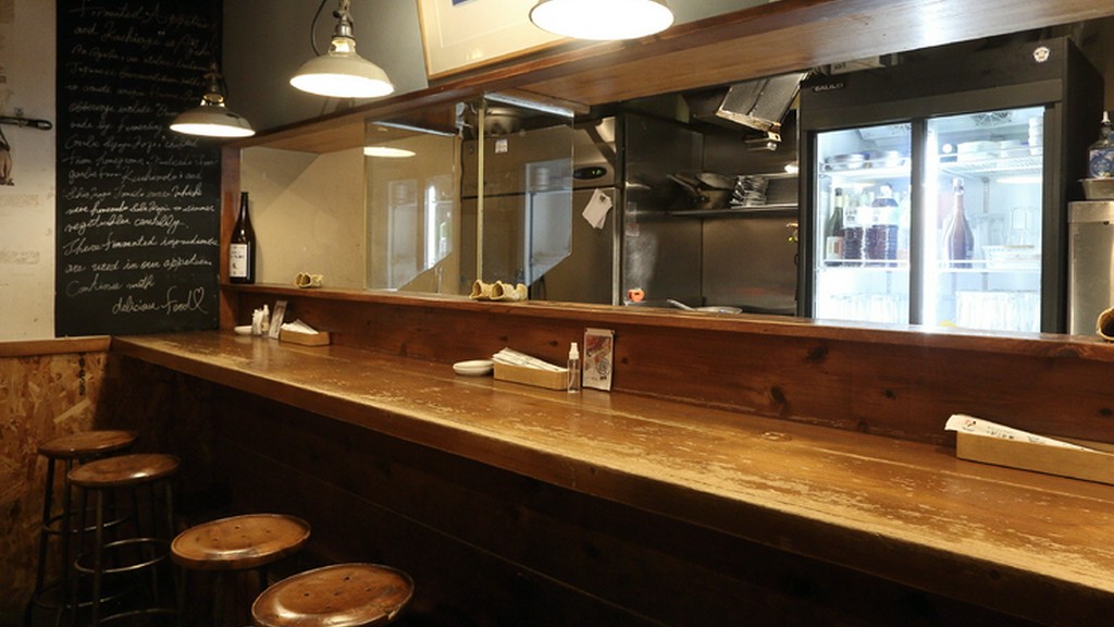 ナチュラルな空間でゆったりデート。温かみのあるカウンター席