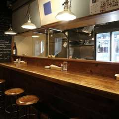 ナチュラルな空間でゆったりデート。温かみのあるカウンター席