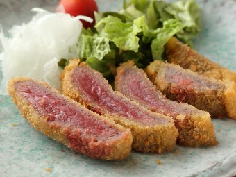 黒毛和牛を使用し、柔らかくジューシーに仕上げたオススメの逸品『黒毛和牛のレアカツ』