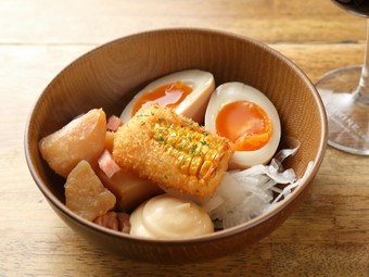 じゃがいも、煮卵それぞれ仕込みに丸2日かけて仕込んだ人気メニュー『2日かけて作り上げるポテサラ』