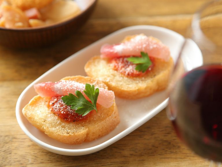 自家製の塩麹トマトソースと生ハムを乗せた、女性に人気の一皿『生ハムと塩麹トマトソースのブルスケッタ』