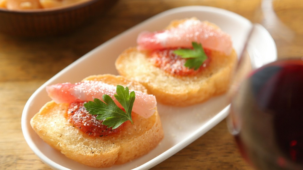 自家製の塩麹トマトソースと生ハムを乗せた、女性に人気の一皿『生ハムと塩麹トマトソースのブルスケッタ』