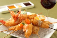 定番人気串から旬魚旬菜の季節串をお揚げいたします。
