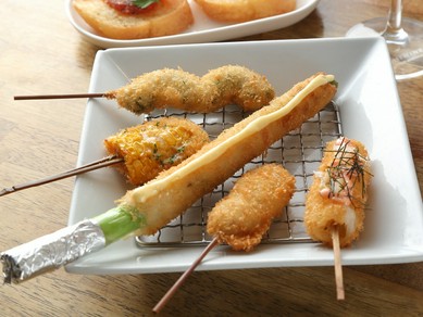 キャノーラ油と数種類の油を使用し、ふんわり揚げた串カツは程よい口当たり『串カツ盛り合せ 5本』