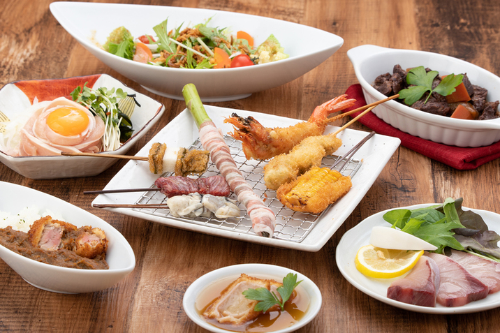 Thực đơn các loại và các món xiên nướng phổ biến, cùng các món xiên nướng phiên bản giới hạn. "Thực đơn tiệc theo mùa (6 món chính + 6 xiên nướng)" kèm đồ uống không giới hạn.