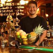 外観・内装まで、非日常感漂う佇まいの店舗に対して、接客面は気さくな距離感を意識。“いつでも気軽に行ける場所”として、女性のお一人様でも気兼ねなく足を運べるお店づくりを心掛けています。