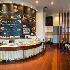 明るい雰囲気の店内。カジュアルながら落ち着きのある空間