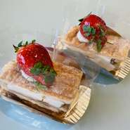 ショーケースにあるケーキは、パティシエが一つ一つ手づくりで用意しています。季節のフルーツを使ったり、シーズナルイベントに合わせたテーマでさまざまなケーキをラインナップ。ケーキ女子会にいかが。