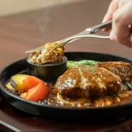 茨城が誇る黒毛和牛である常陸牛。きめ細かなサシと柔らかな肉質、良好な風味が特徴です。その常陸牛に国産豚肉をプラスすることで、常陸牛の旨みをさらに高めています。写真は、デミグラスソース。