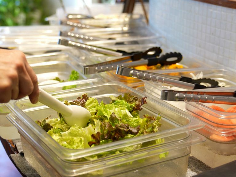 地元産の旬の恵みを味わえる。契約農家直送、鮮度抜群サラダバー
