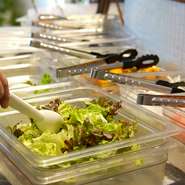 店内には鮮度抜群、種類豊富なサラダバーが用意されています。契約農家から直送される地元産の旬の恵み。ランチでもディナーでも、お好きな料理と共に味わえます。店オリジナルのドレッシングもオススメです。