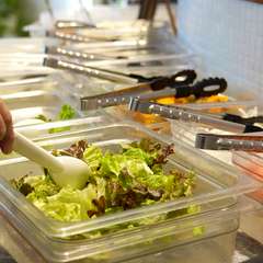 地元産の旬の恵みを味わえる。契約農家直送、鮮度抜群サラダバー