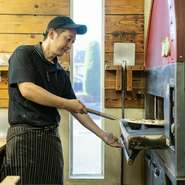 「料理に対する要望なども柔軟に対応しています」と語るのは、店長も兼任している吉田氏。コミュニケーションを意識した笑顔の“おもてなし”は、当たり前のようでいて最も大切なポイントです。