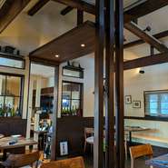 昭和期に建てられたシェフの祖母の家をレストランにリノベーション。梁や柱をそのまま残し、木の風合いを感じられる空間で、リラックスして楽しめるフレンチを届けています。