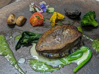 食べ進むほどに幸福感に包まれる贅沢な一皿『鮑ステーキ』