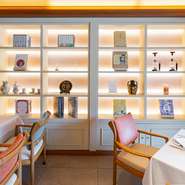 インテリアにもこだわったオシャレな店内は、記念日をお祝いするときにもぴったり。緻密な構成でつくりあげられた料理は、一口ごとに驚きをもたらします。大切な人を伴って、かけがえのない時間を過ごしてはいかが。