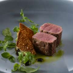 柔らかで臭みのない豊かな味わい『天城　天空の鹿　茄子のピューレとケールオイル』