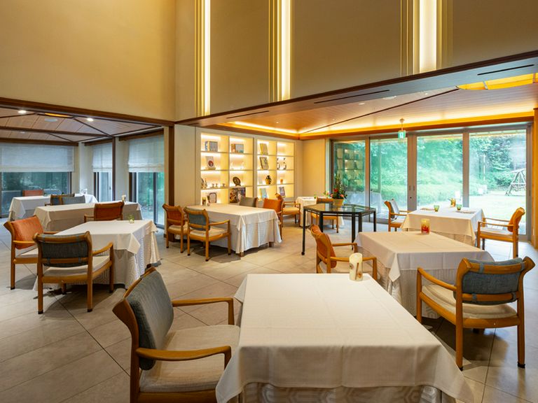 フレンチの料理にマッチする、落ち着いた雰囲気のレストラン