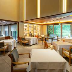 フレンチの料理にマッチする、落ち着いた雰囲気のレストラン