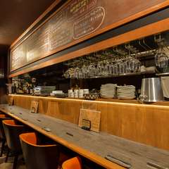 お一人様にも人気。ゆったりと座ることができるカウンター席