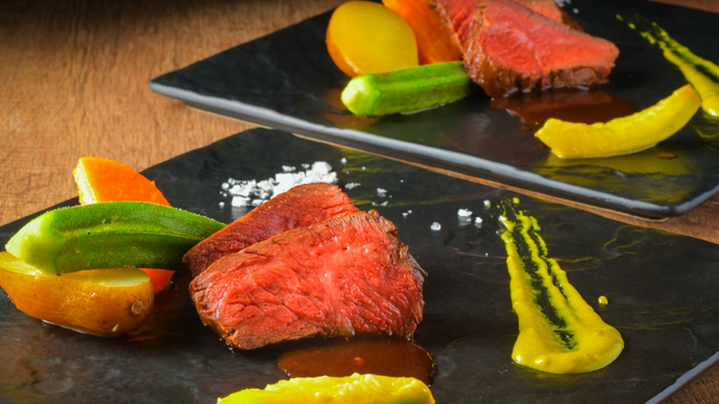 赤身が多く柔らかな部位を、低温調理にて仕上げる『三ヶ日牛のロースト』