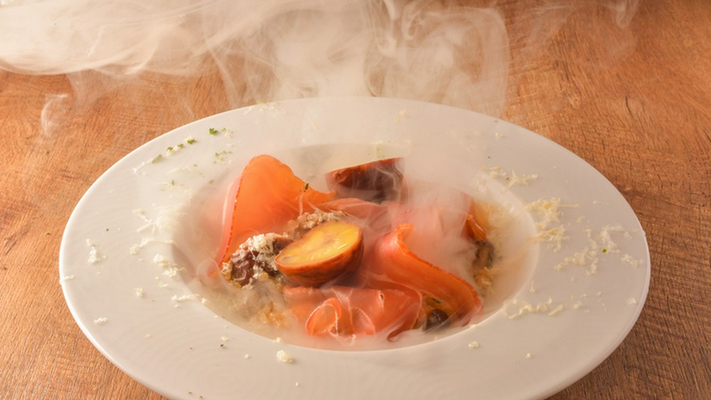 県産食材を使い、感動と驚きというエッセンスを加えて料理を完成