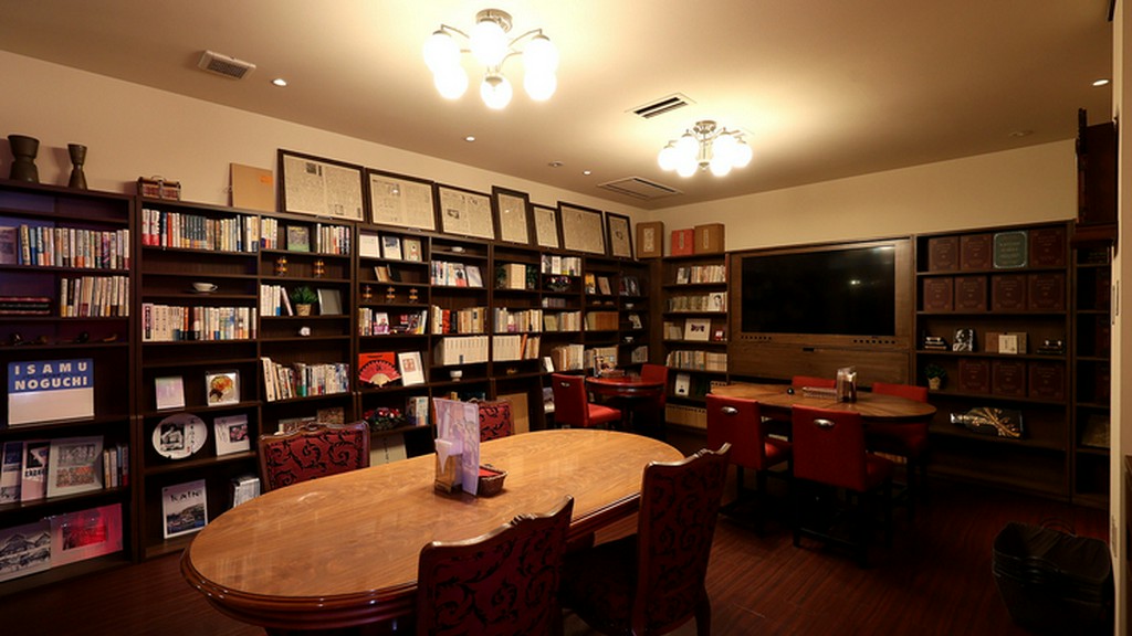 文豪たちに思いを馳せ、本の世界に浸る、文学カフェ
