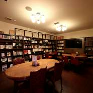 昭和初期に小樽ゆかりの作家が集ったといわれる喫茶店【越治】。時を超えて同じ場所に蘇ったのが【魁陽亭越治】です。本棚が並ぶ店内には、北海道と縁がある書籍約800冊がずらり。心豊かなひと時が過ごせます。



