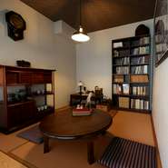 木の香りと静寂が漂う、和の個室を完備。書斎特有の落ち着いた照明と調度品が、読書や考え事に集中するのに最適な雰囲気を醸し出しています。宮大工の手による欄間など、昔ながらの設えが残されているのも魅力。