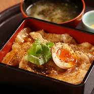 四季折々の野菜のほか、余市町の広大な自然の下で育てられた北島豚や江別市の太田ファームから取り寄せる卵など、道産の新鮮な食材を使用しています。見た目にも食欲をそそる料理を前に、思わず笑みがこぼれます。