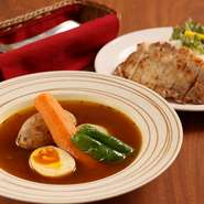 余市町産「北島豚」や江別市の太田ファームの卵を使用した贅沢なメニューです。和だしの香りが漂うスープカレーには、大きめの野菜が入っているのもうれしいところ。いろいろな食べ方で自由に楽しみたい一品です。