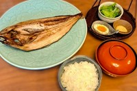 ごはん、お味噌汁、日替わりカゴ3点盛り