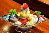 アイスクリームを4種類重ねたことからカルテット（4重奏）パフェと名付けられました。お一人様はもちろん、家族や友人とシェアしてもOKです。
※＋200円で珈琲or紅茶付き