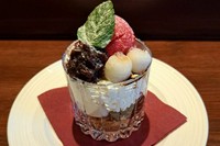 いちごアイスと杏仁アイスに白玉ぜんざいをのせてパフェにしました。
※＋200円で珈琲or紅茶付き